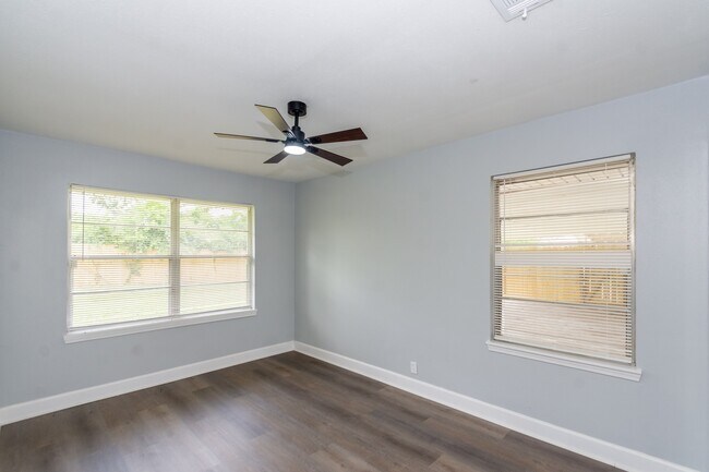 Building Photo - 5429 De Lange Ln