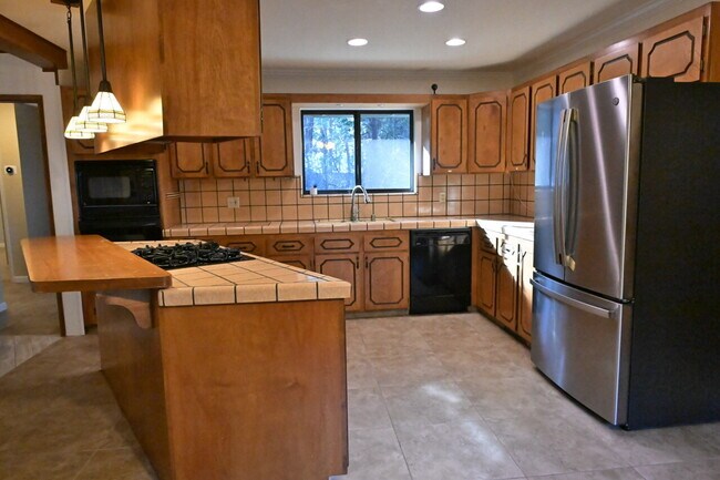 Building Photo - Large 2-bedroom home on private cul-de-sac backs up to Forebay Community Park and the Reservoir!