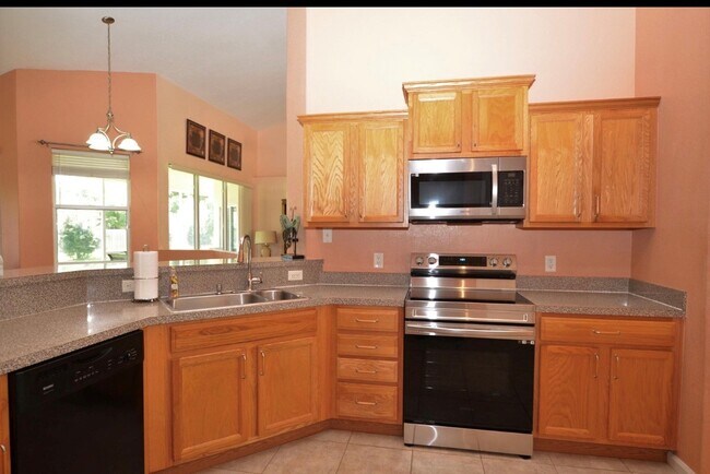 Building Photo - 5776 NW Eskimo Cir