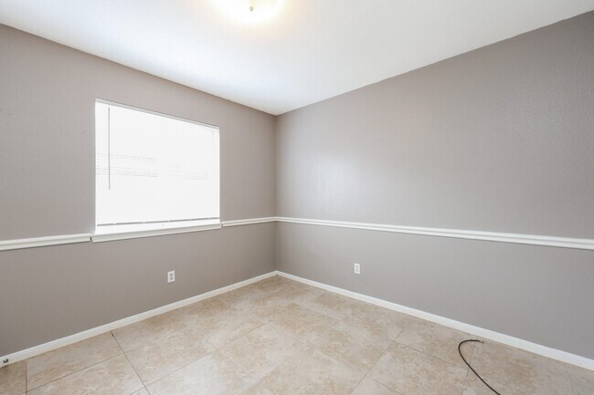 Building Photo - 2306 Old Oak Ln