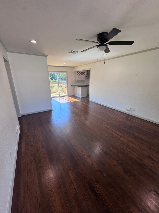 Building Photo - Updated Midtown Bungalow Charmer! 2 Bed 1 ...