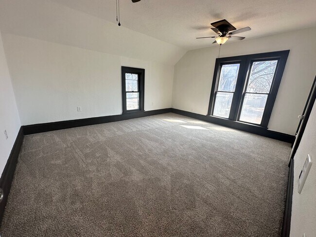 Building Photo - Completely Renovated 3 bed/2 bath