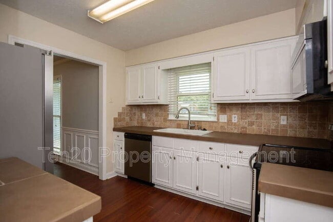 Building Photo - 2234 Birchwood Dr