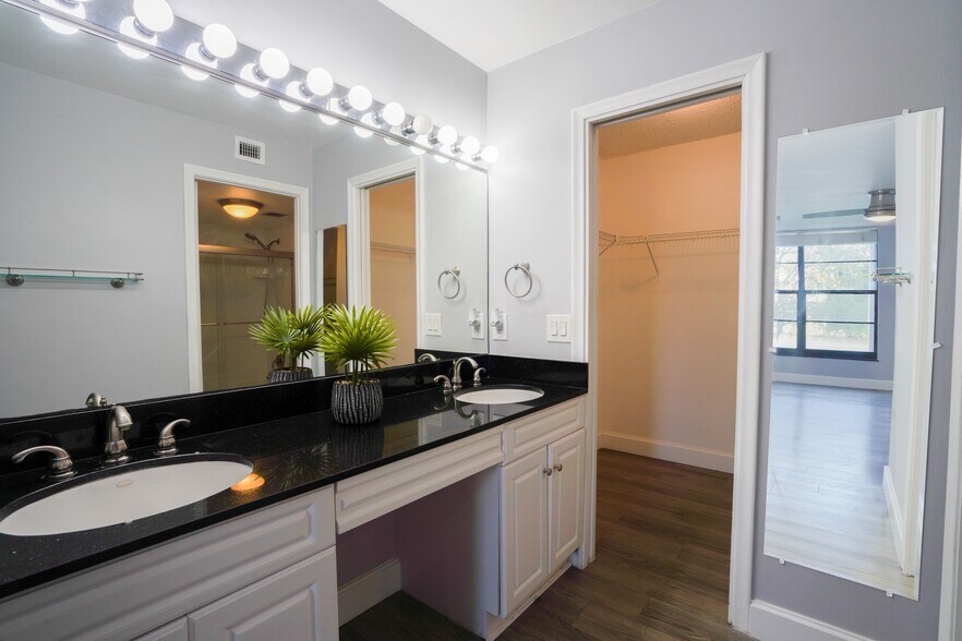 Building Photo - 7 Royal Palm Way