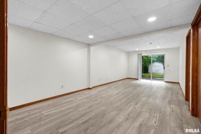 Building Photo - 2321 W Pintura Ct