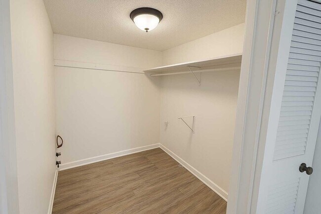 Building Photo - 227 Castlewood Dr