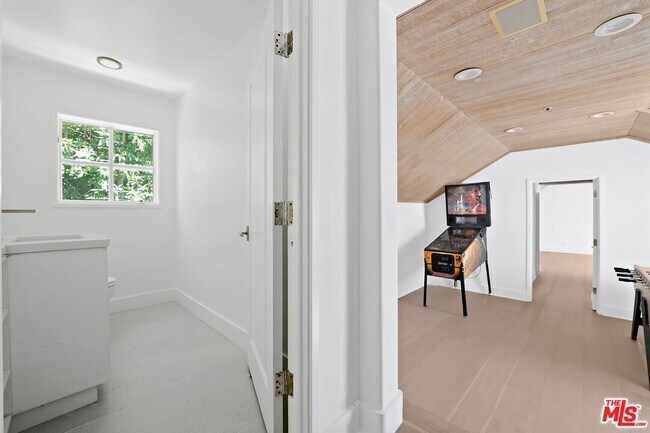 Building Photo - 2387 Stratford Cir