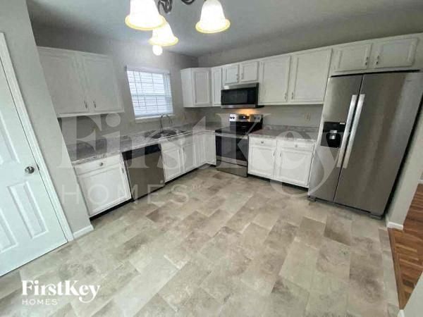 Building Photo - 430 E Pine Ridge Dr