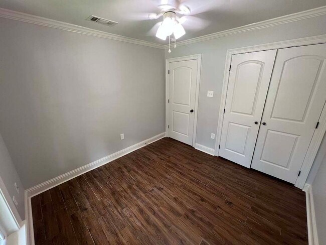 Building Photo - Charming Baton Rouge Home with Flex Room, Fireplace & Spacious Front Porch