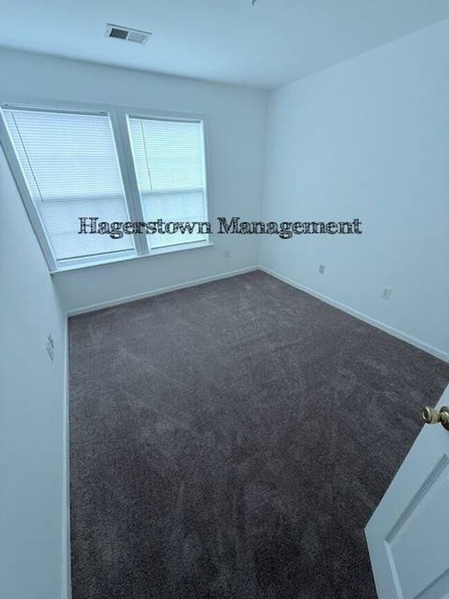 Building Photo - Townhouse Close to I-81 Roycroft Drive