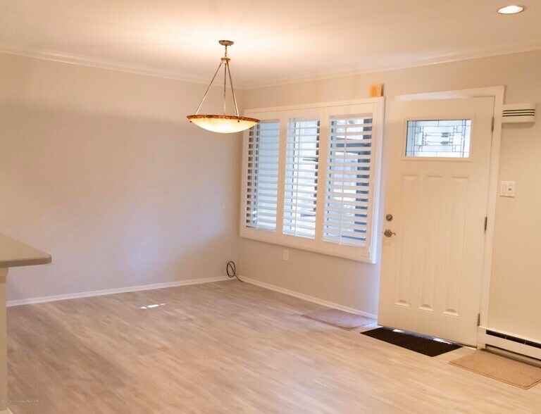 Building Photo - 107 Amberly Dr