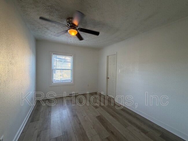 Building Photo - 903 Freedom Ave