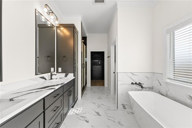 Building Photo - 6114 S 40th Pl