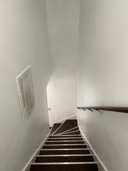 Building Photo - 1205 Vinyard Ct