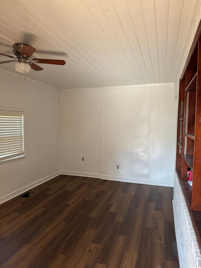 Building Photo - Great Price and location!