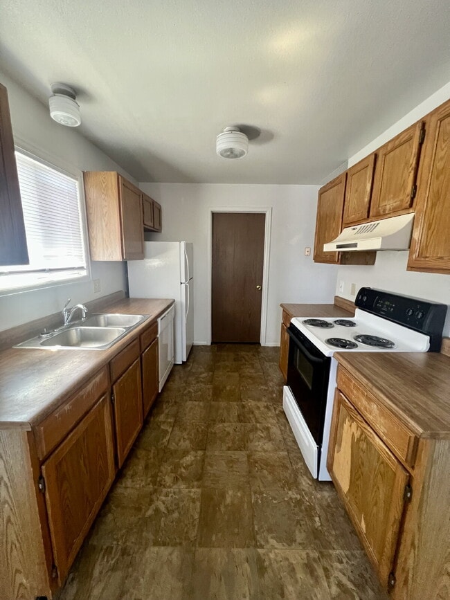 Building Photo - Upper level two bedroom, one bathroom clos...