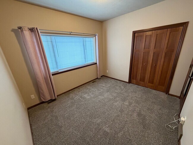 Building Photo - Large Ranch Style Twin Home For Rent