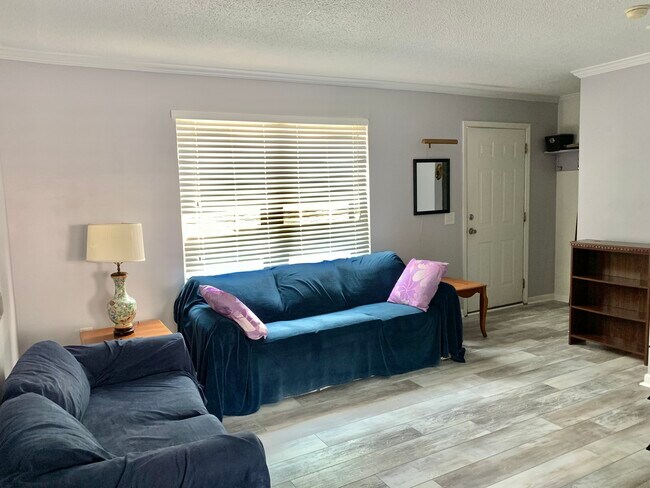 Building Photo - 415 Parkdale Dr