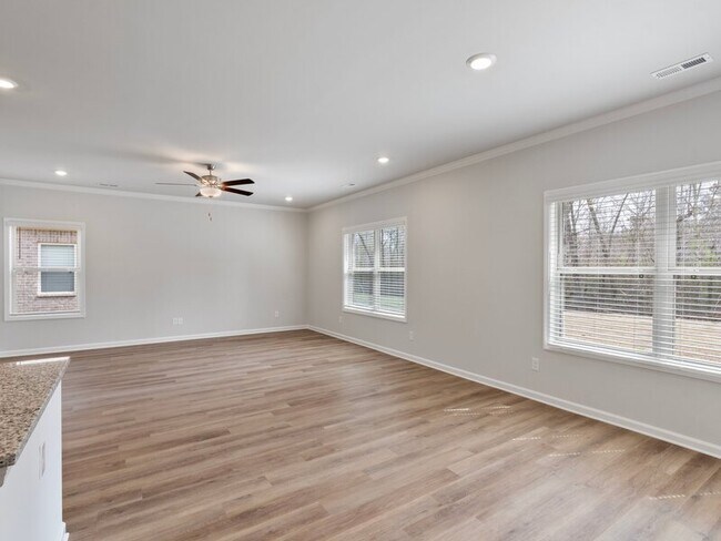 Building Photo - 210 Saddle St