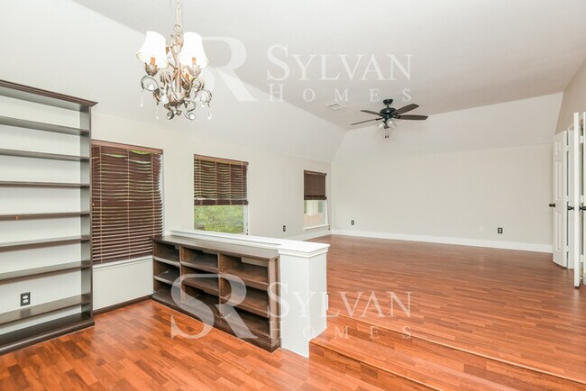 Building Photo - Spacious 4 bedroom 2.5 Bath Home for You