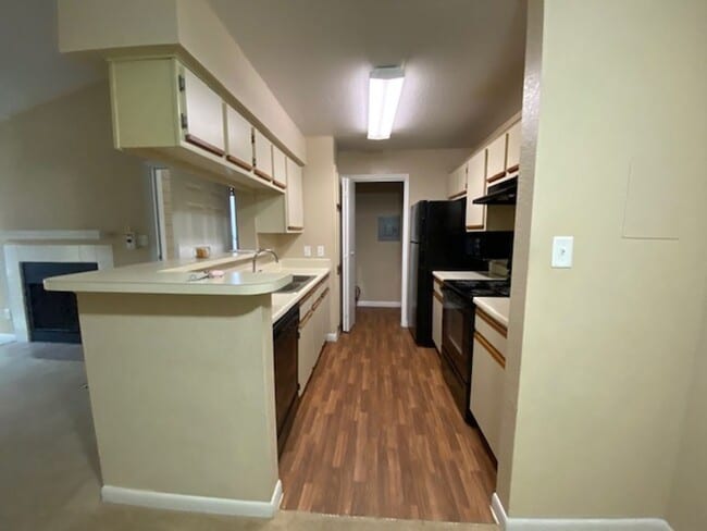 Building Photo - 2 BEDROOM 2 BATHROOM CONDO FOR RENT / REGE...