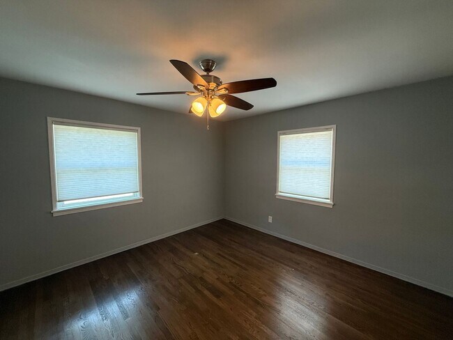 Building Photo - Lovely 3 Bedroom House w/ Finished Garage