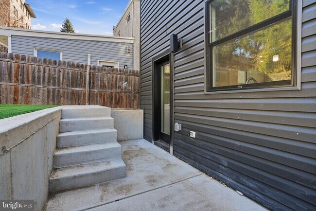 Building Photo - 222 Hermitage St