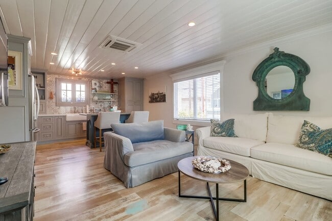 Building Photo - Furnished 2Bd/1Ba Apartment 2nd floor