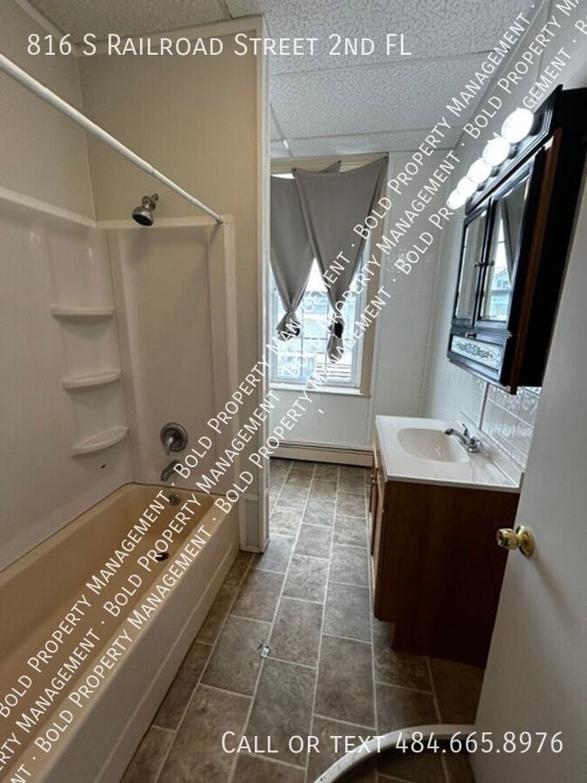 Building Photo - 816 S Railroad St