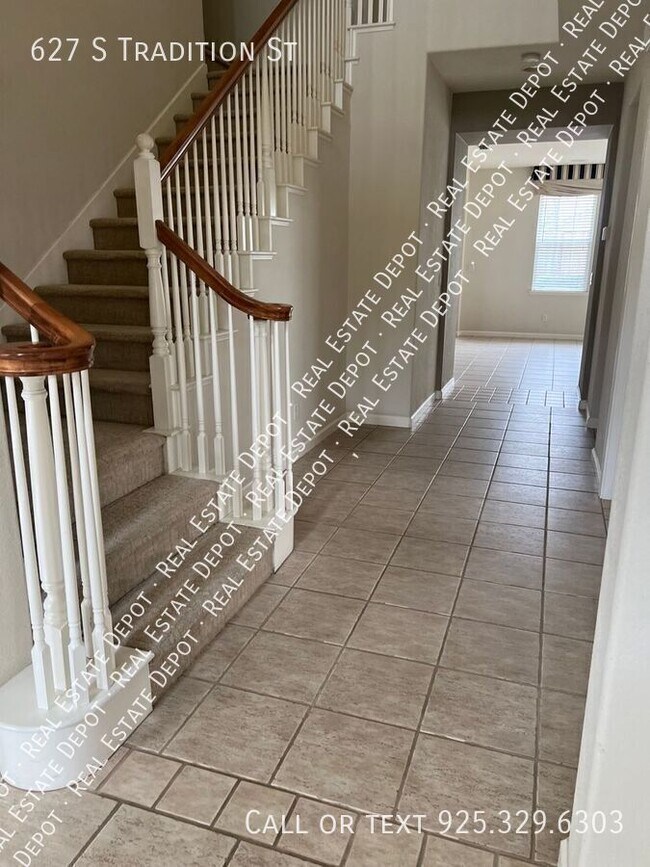 Building Photo - 627 Tradition St