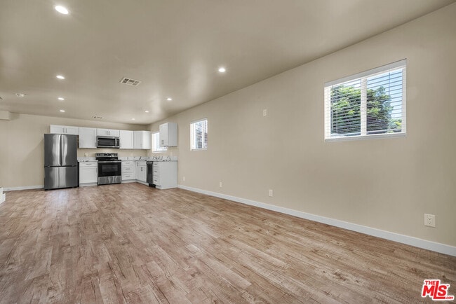 Building Photo - 2816 3/4-2814 W Jefferson Blvd