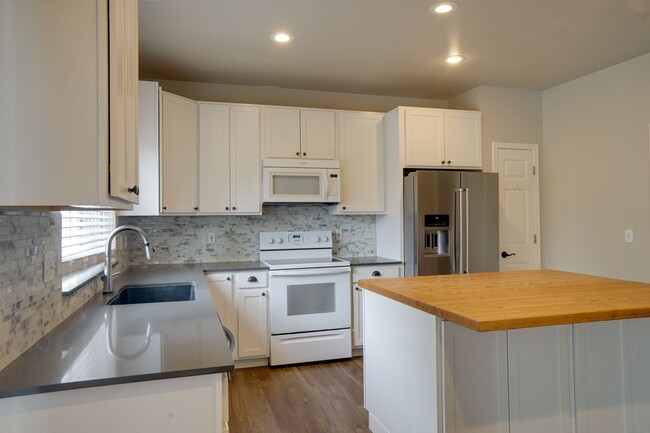 Building Photo - Price reduction-Lakeland Hills 2 Story
