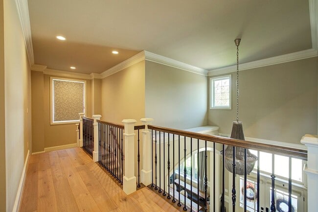 Building Photo - 5Bd/4.5Ba Sammamish Home
