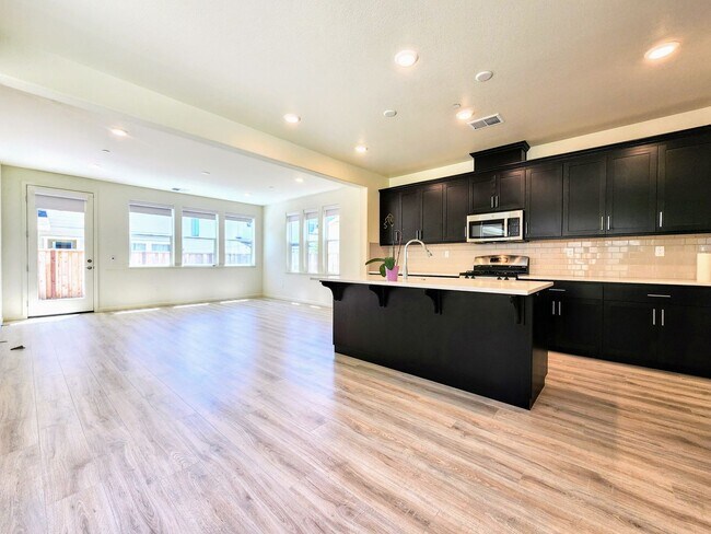 Building Photo - 4 Bedroom Home in W Section