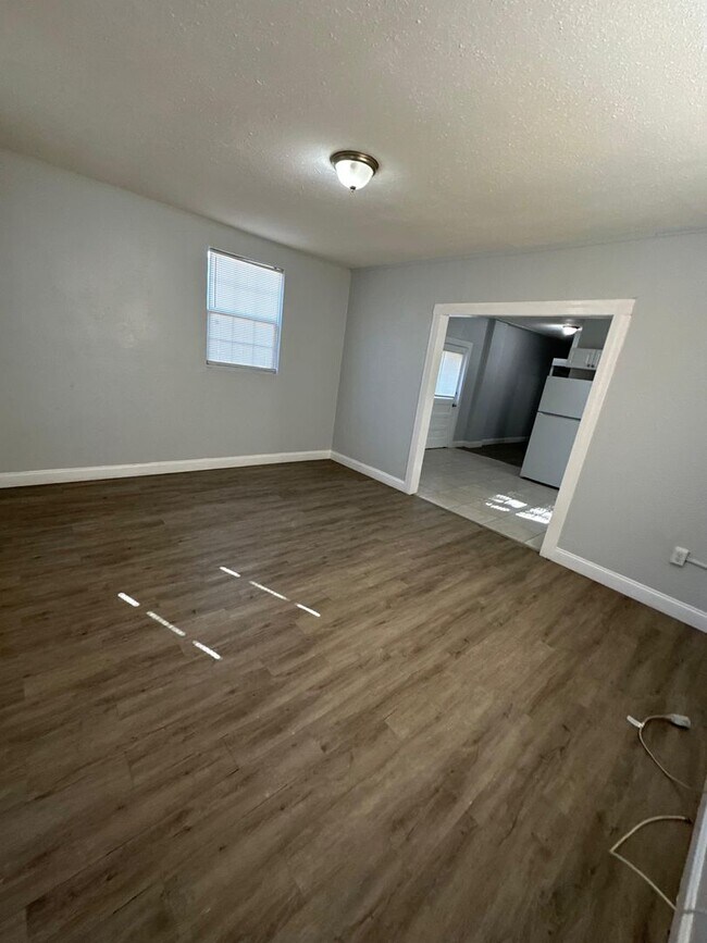 Building Photo - Fully Renovated 2/1-Single Family  Available for Immediate Rent!