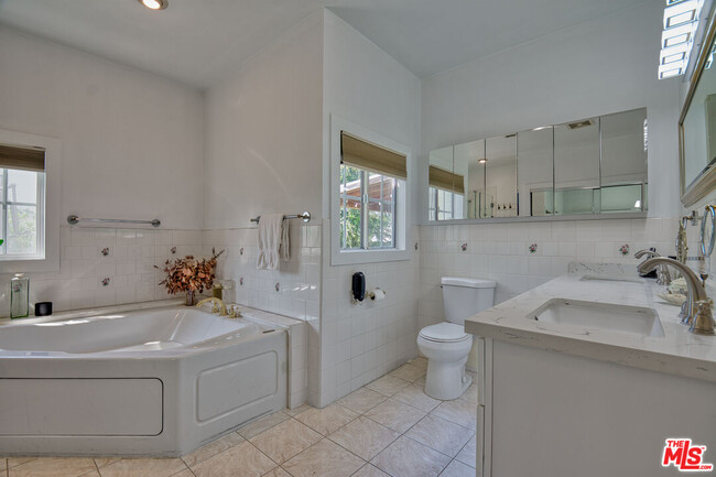 en suite bathroom - 1025 S Burnside Ave