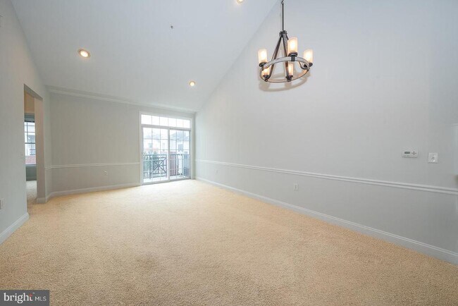 Building Photo - 300 W Elm St