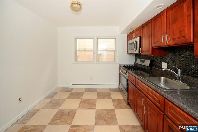 Building Photo - 18 Colonial Dr