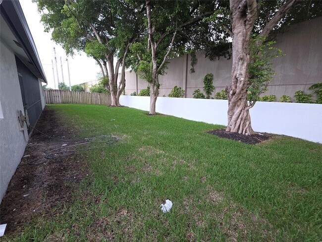 Building Photo - 6701 W Wedgewood Ave