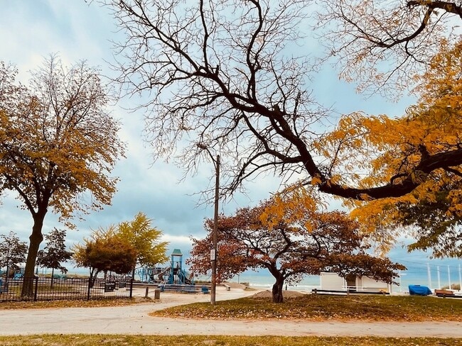 Building Photo - 1335 W Lunt Ave