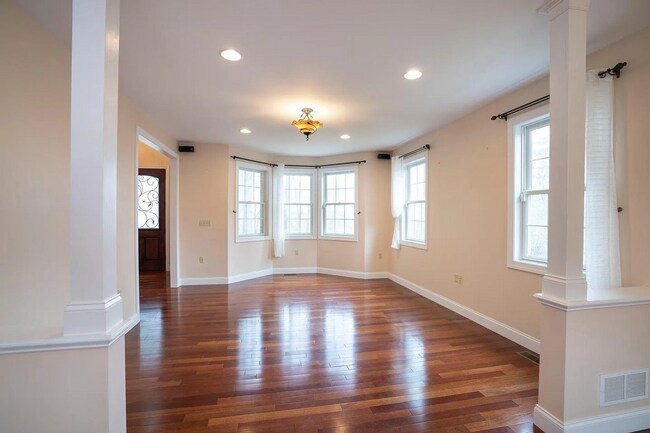 Building Photo - 4 Bedroom House For Rent