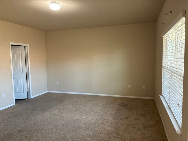Building Photo - **Move-In Bonus! $500 Amazon Gift Card with 12-Month Lease at Current Rent**