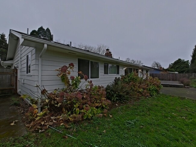 Building Photo - 3 Bedroom Family Home in the Harlow Street Bridge Area