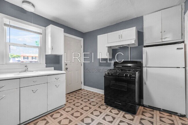 Building Photo - 1443 S 32nd St