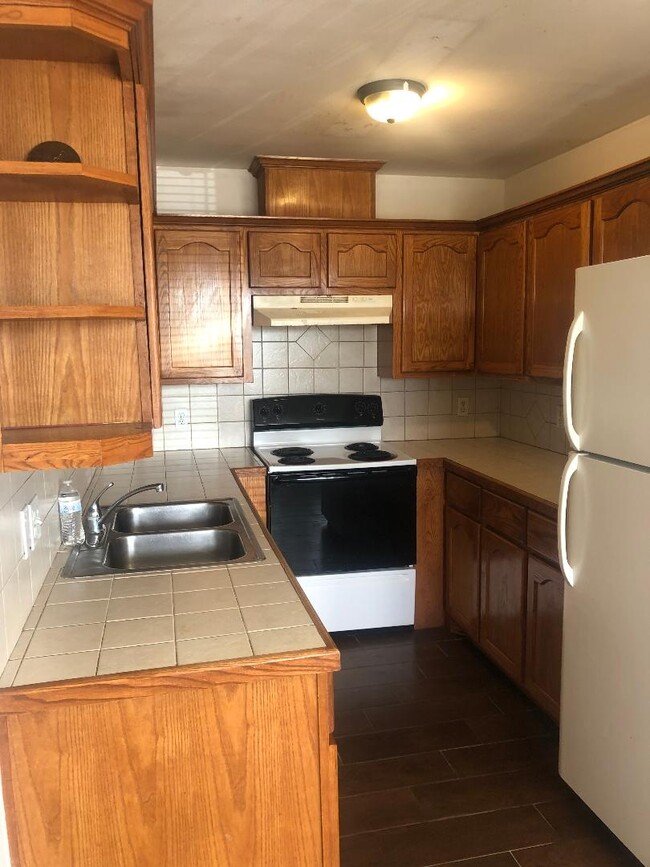 Building Photo - 704 Thompson Rd