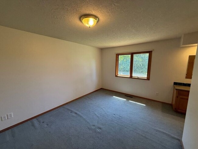Building Photo - 460 SE Conifer Pl