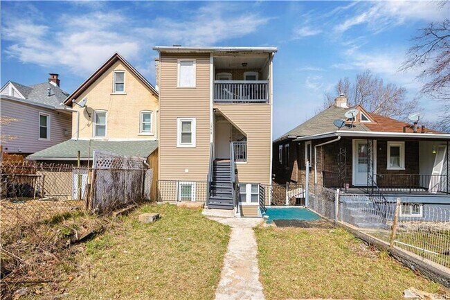 Building Photo - 1348 E 6th St