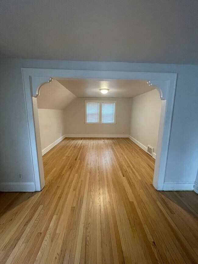 Building Photo - 3822 W Mt Vernon Ave