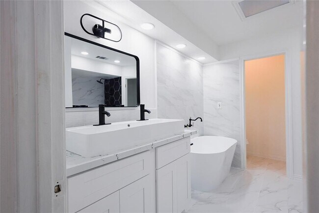 Building Photo - 10411 Rippling Fields Dr