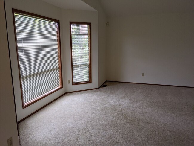 Building Photo - Bothell. Woodinville. Snohomish County. Ga...